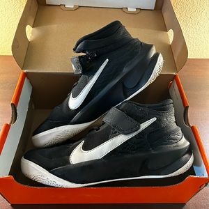 Nike team hustle D 10 flyease